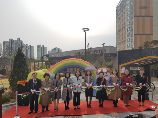 지난 27일 개원한 경기도 화성 동탄 더 레이크 시티 부영 사랑으로 어린이집에서 관계자들이 기념촬영을 하고 있다. <부영그룹 제공>
